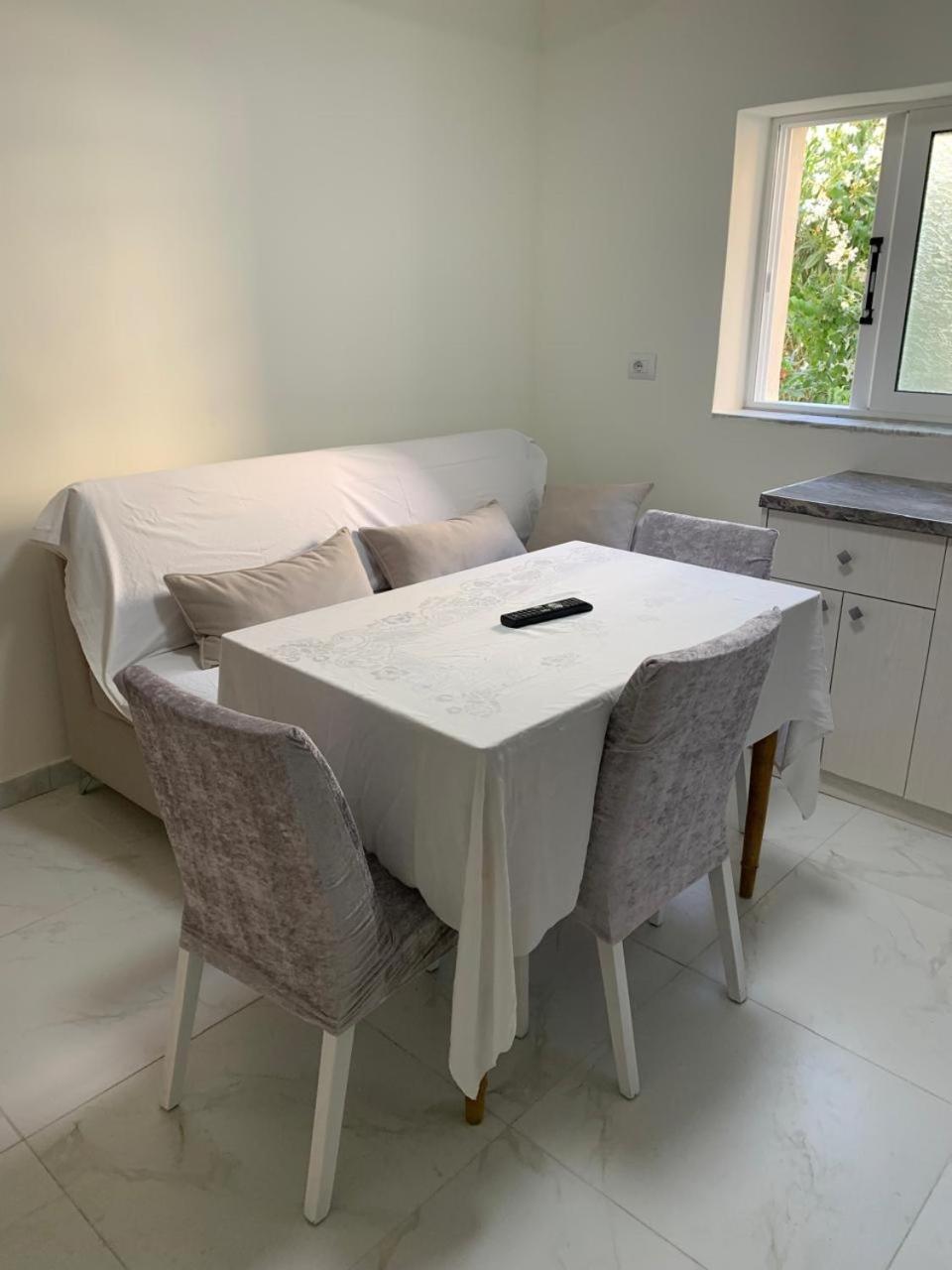 Angjelo Apartments Sarandë Pokoj fotografie